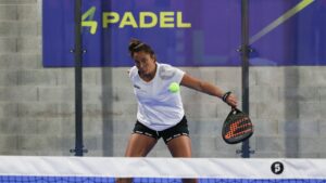 Volée de revers lorie pelan 2023 4Padel Strasbourg