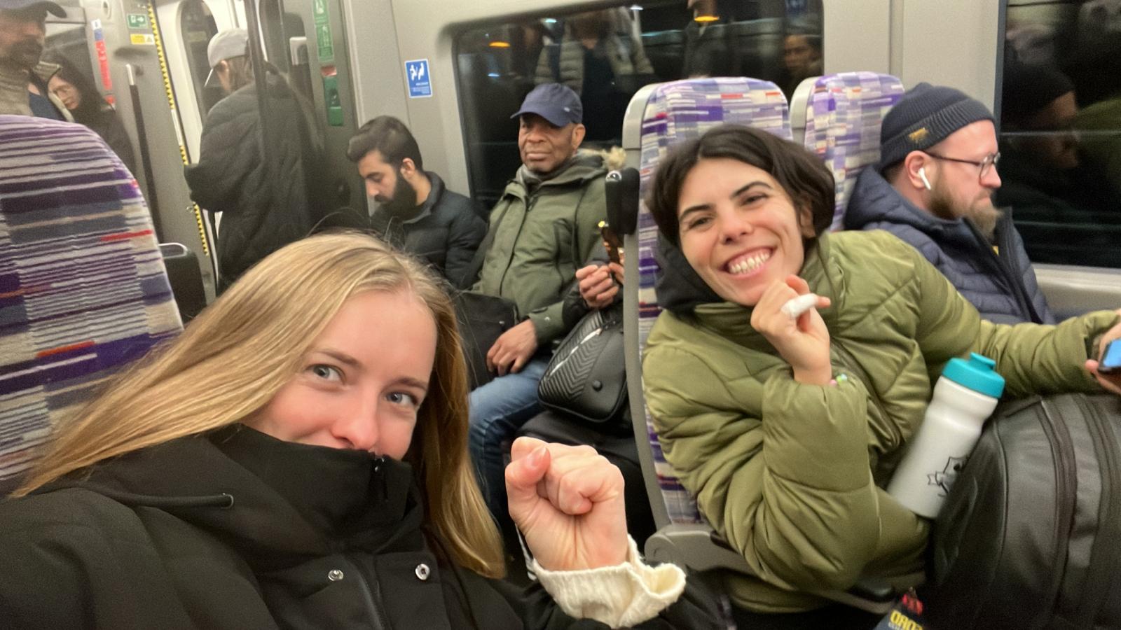 Carla Touly and Catarina Castro Vilela enjoy the cold at FIP ​​Rise in London
