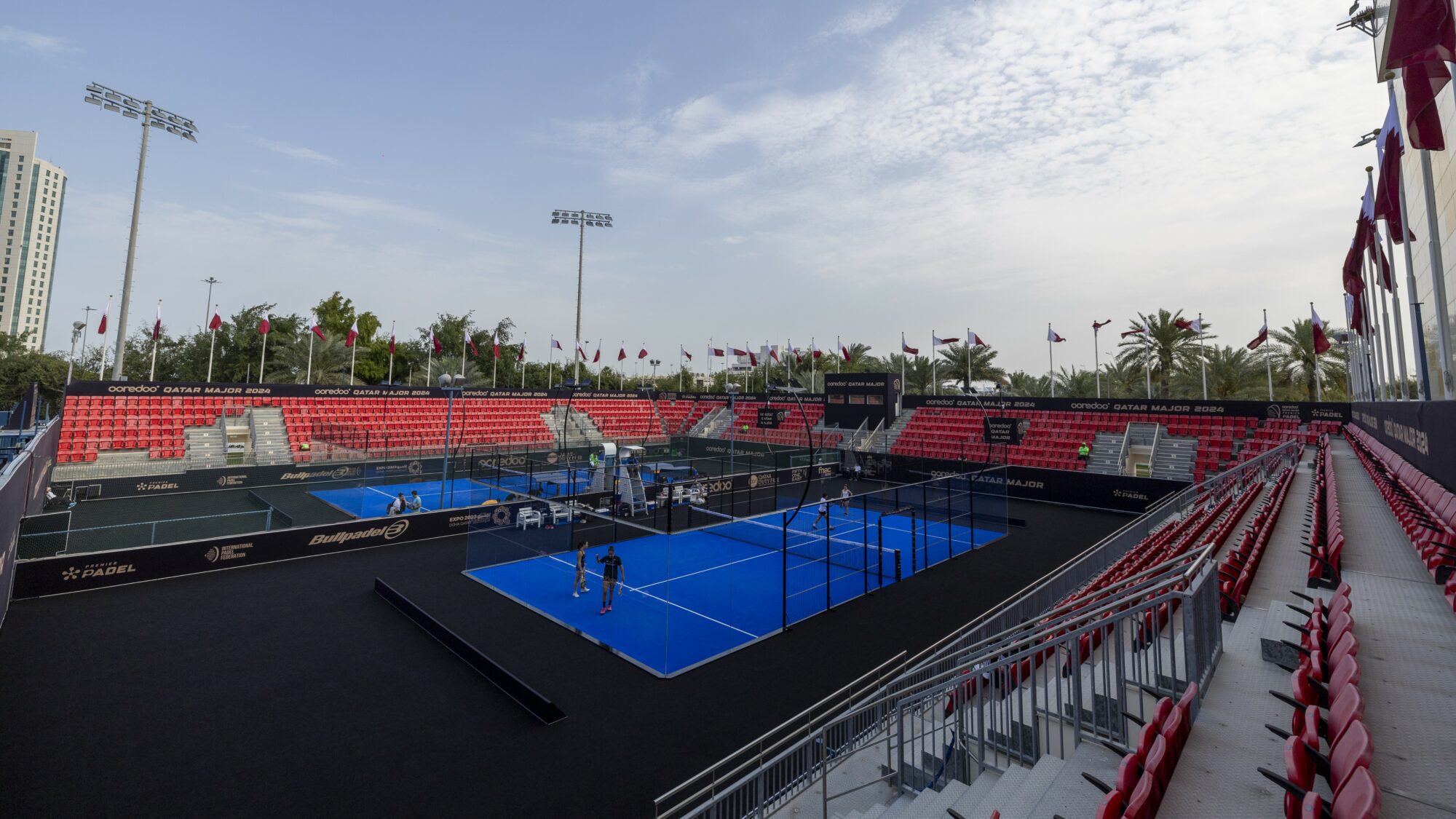 Padel outdoor: what are the differences with indoor?