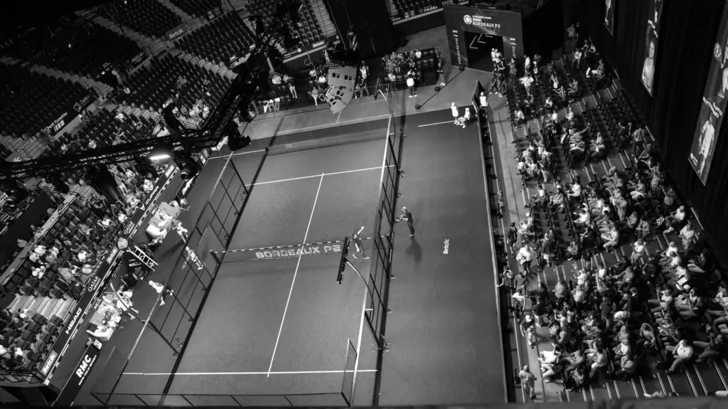 Premier Padel Bordeaux noir et blanc public piste centrale | Padel Magazine Premier Padel Bordeaux noir et blanc public piste centrale