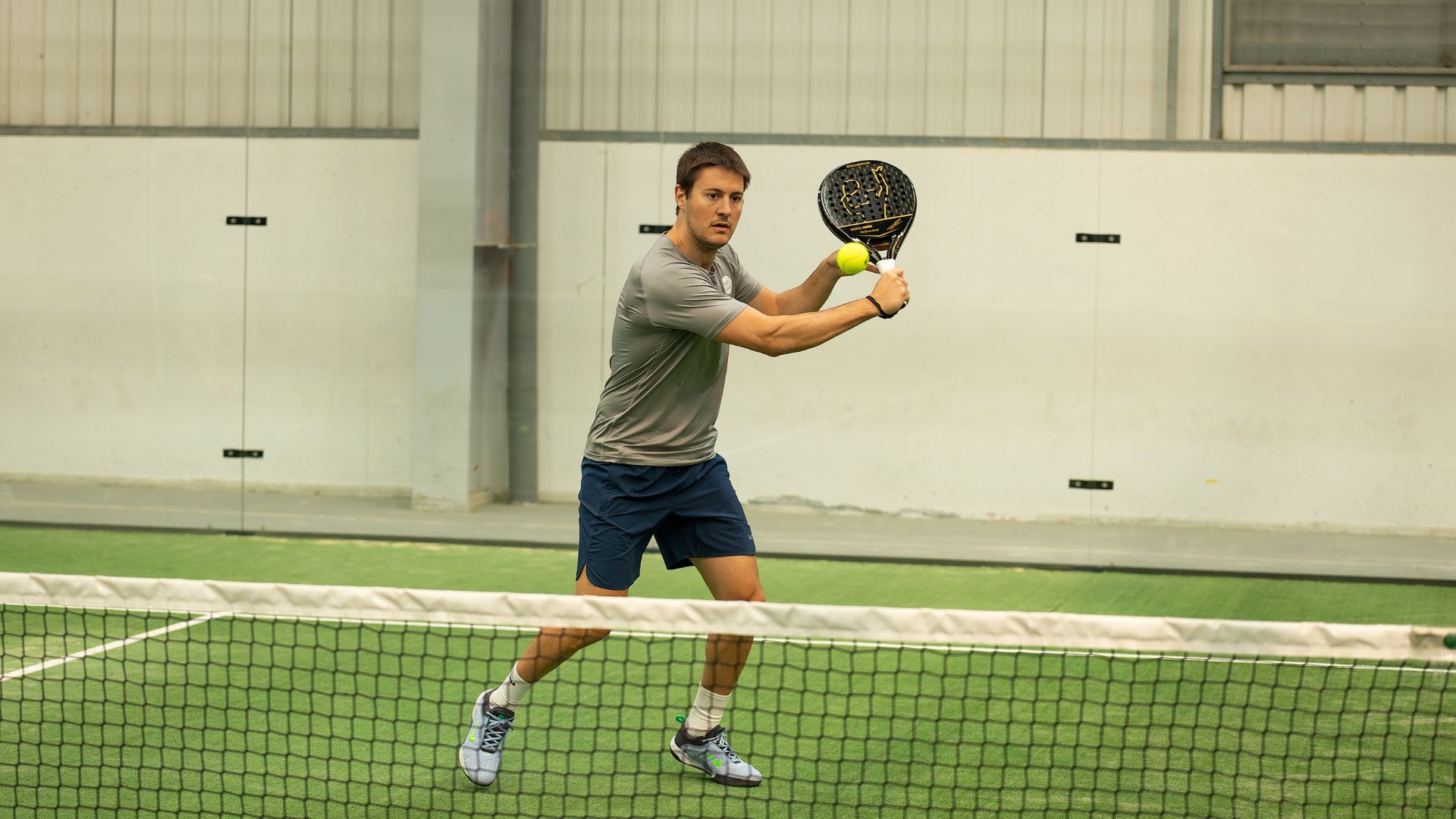 Andoni Bardasco à la volée, académie Padel Stuff Bilbao