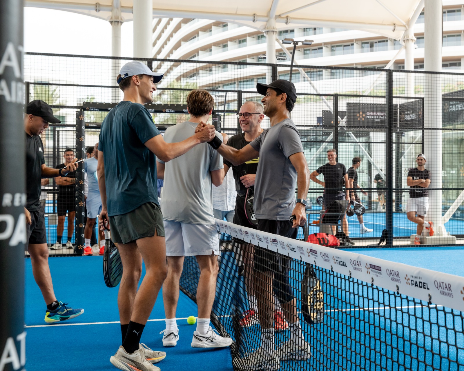 Nasser Al-Khelaïfi, Luis Figo et George Russell sur les pistes de padel à Doha