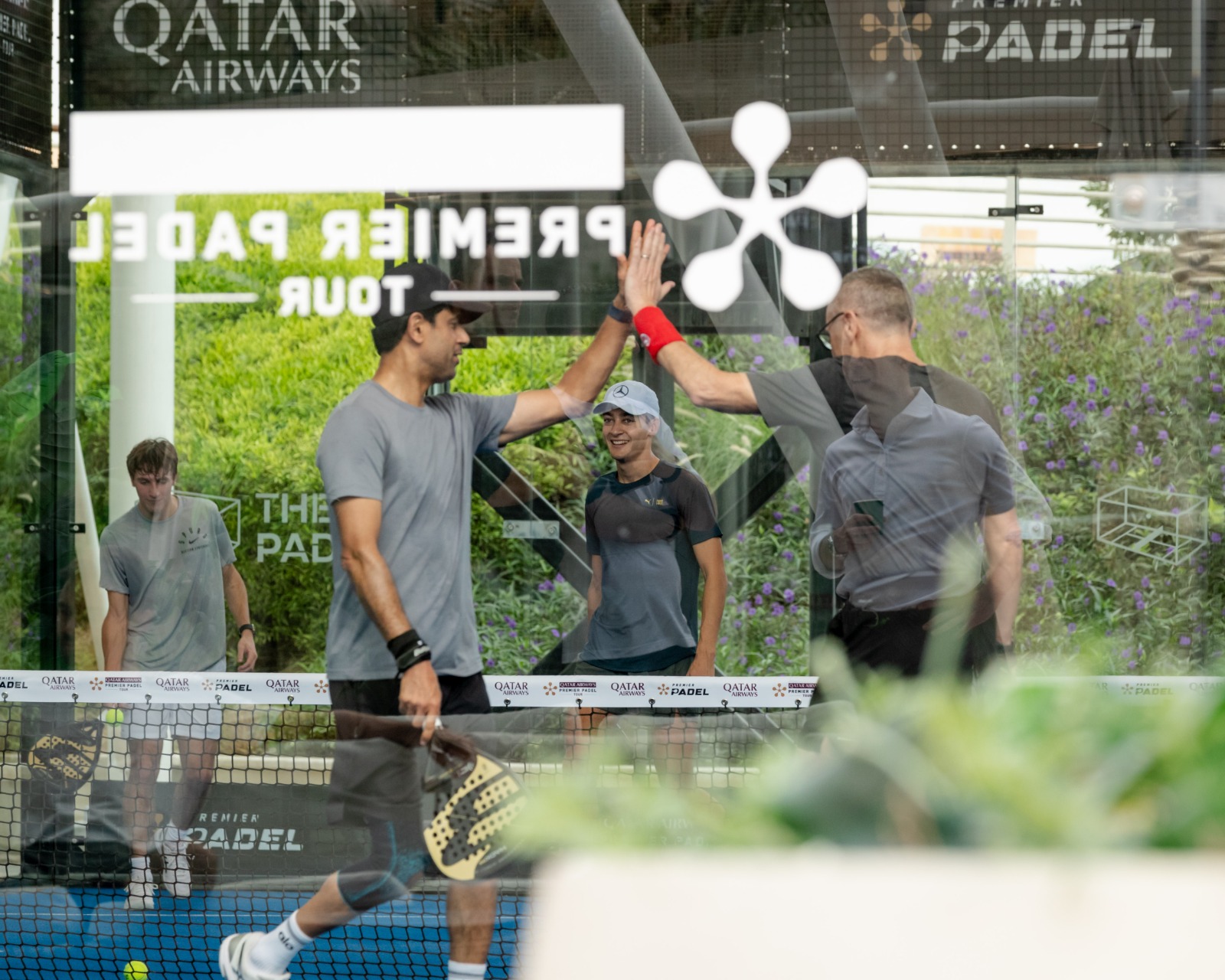 Nasser Al-Khelaïfi, Luis Figo et George Russell sur les pistes de padel à Doha