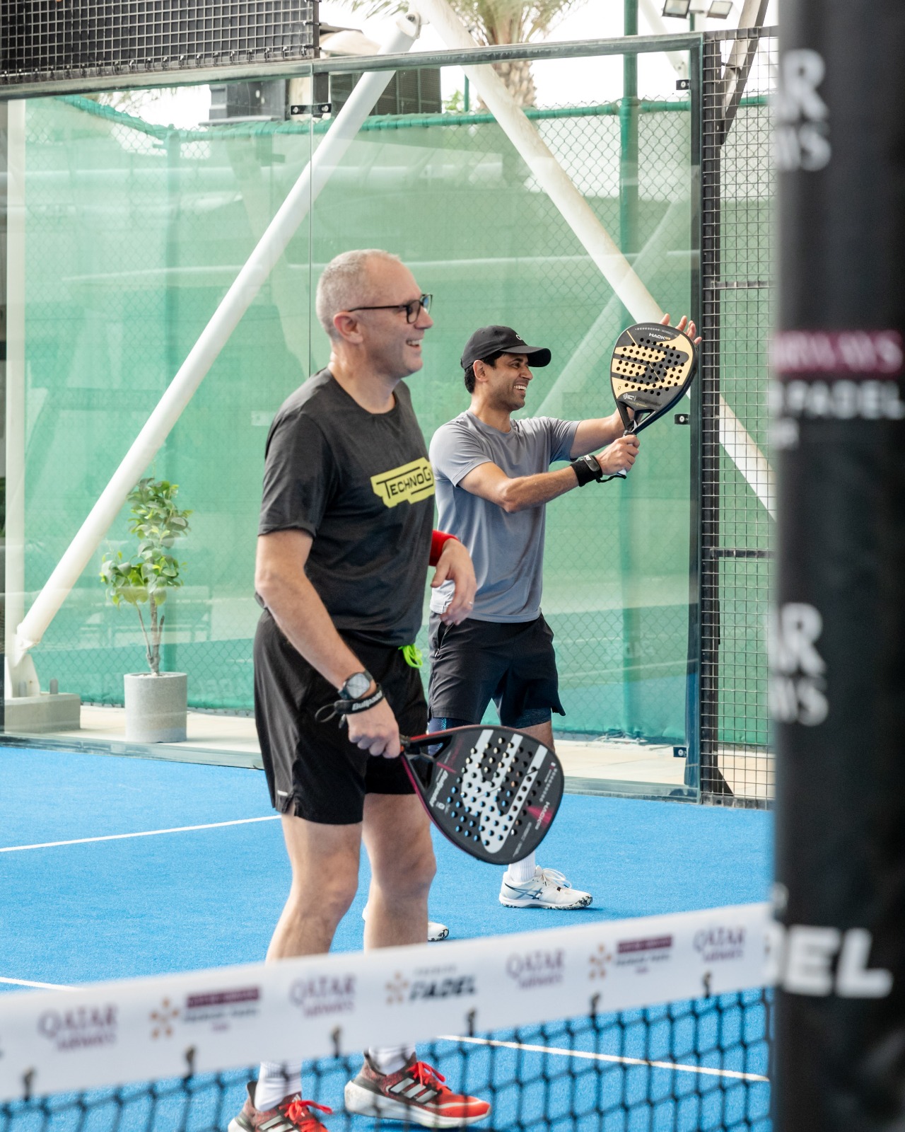 Nasser Al-Khelaïfi, Luis Figo et George Russell sur les pistes de padel à Doha