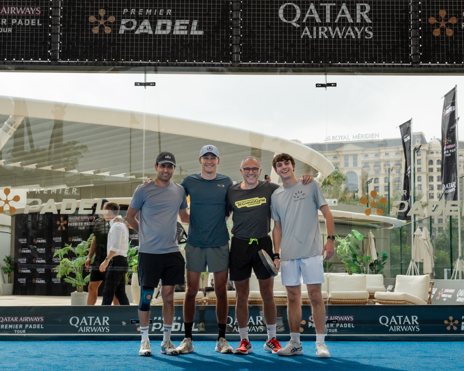 Nasser Al-Khelaïfi, Luis Figo et George Russell sur les pistes de padel à Doha