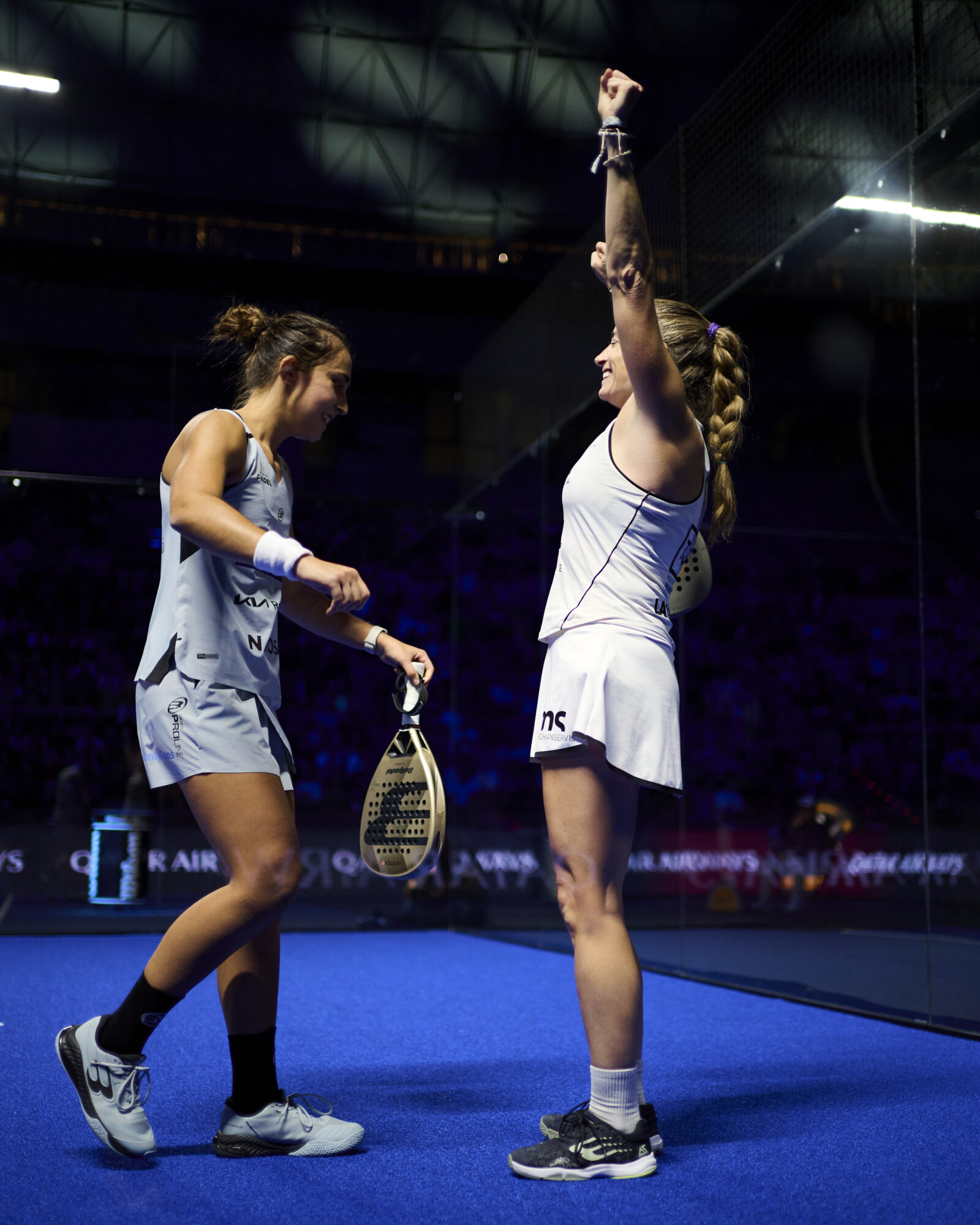 premier padel finals Salazar et Castelló s’imposent face à Ortega et Araújo et filent en demi-finales