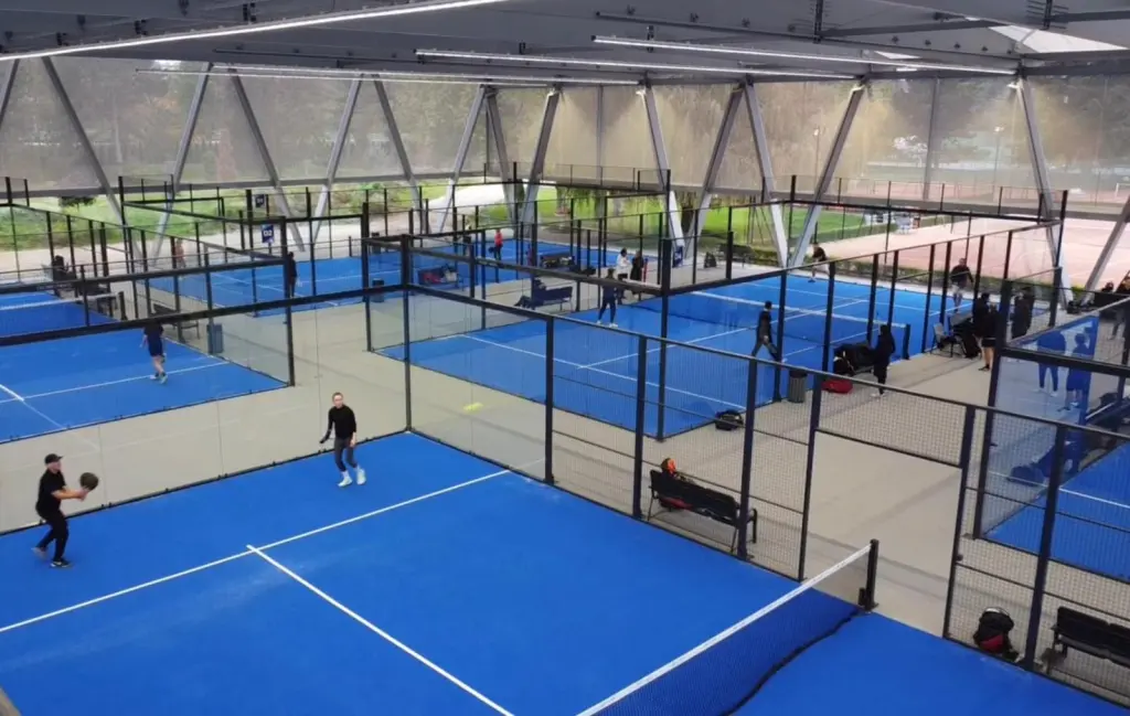 Stages de padel aux Pyramides : un cadeau sportif à offrir ou à s’offrir