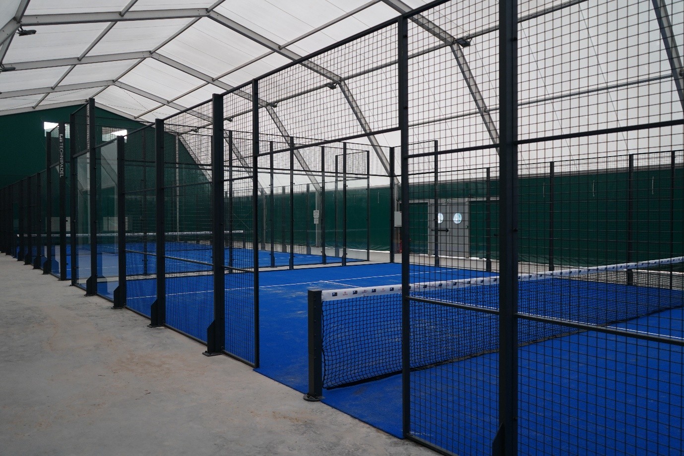 Le padel, nouvel atout des collectivités locales : vers une vague de terrains autonomes