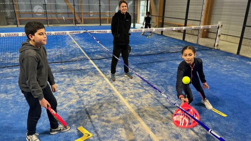 Enfants qui découvrent le padel à l'école