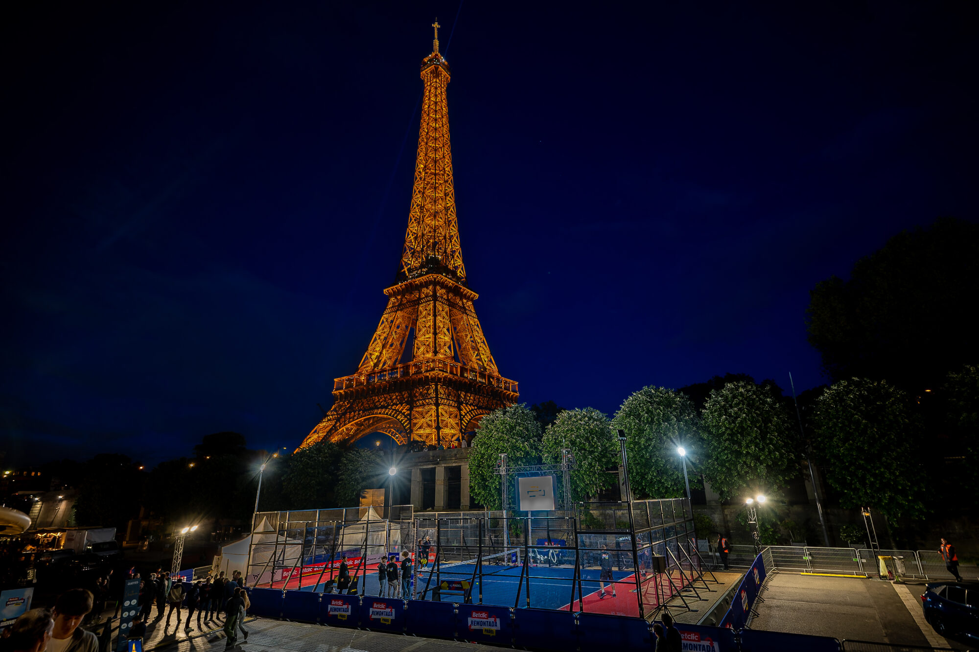 4PADEL installe une piste de padel grand public au pied de la Tour Eiffel