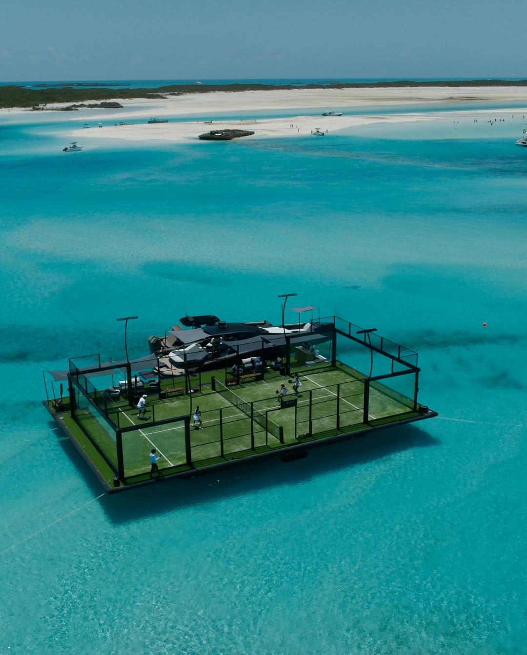 巴哈马群岛上的浮动板网球场:奢华、碧绿的海水,多么疯狂! | Padel Magazine 巴哈马群岛上的浮动板网球场:奢华、碧绿的海水,多么疯狂!