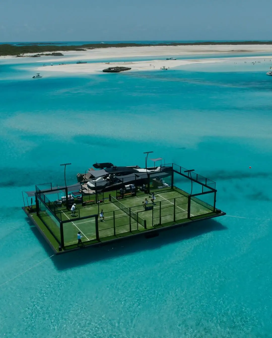 Un campo da padel galleggiante alle Bahamas: lusso, acqua turchese, che follia! | Padel Magazine Un campo da padel galleggiante alle Bahamas: lusso, acqua turchese, che follia!