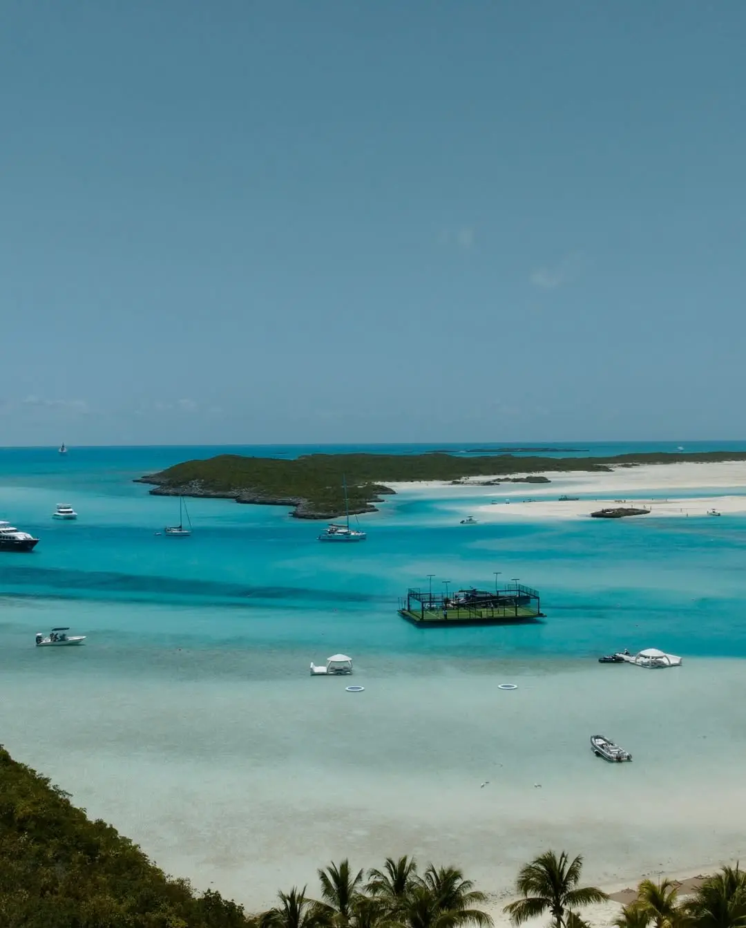 EXUMAQue lindo lugarQue eventooooooEspero volver prontofelipe_maclean yntegra_group EXUMAChe bel postoChe eventoSpero di ritornare presto 2 | Padel Magazine Un campo da padel galleggiante alle Bahamas: lusso, acqua turchese, che follia!