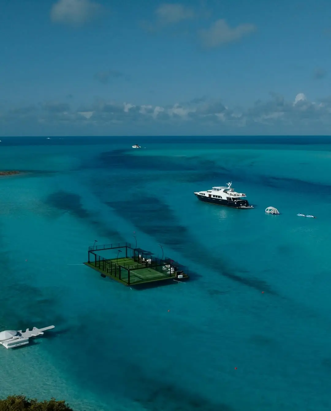 Un campo da padel galleggiante alle Bahamas: lusso, acqua turchese, che follia! | Padel Magazine Un campo da padel galleggiante alle Bahamas: lusso, acqua turchese, che follia!