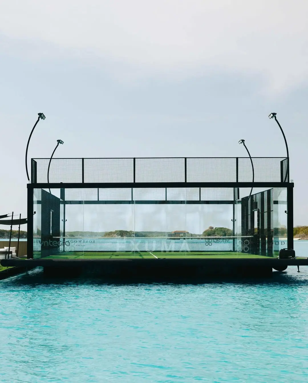 Un campo da padel galleggiante alle Bahamas: lusso, acqua turchese, che follia! | Padel Magazine Un campo da padel galleggiante alle Bahamas: lusso, acqua turchese, che follia!