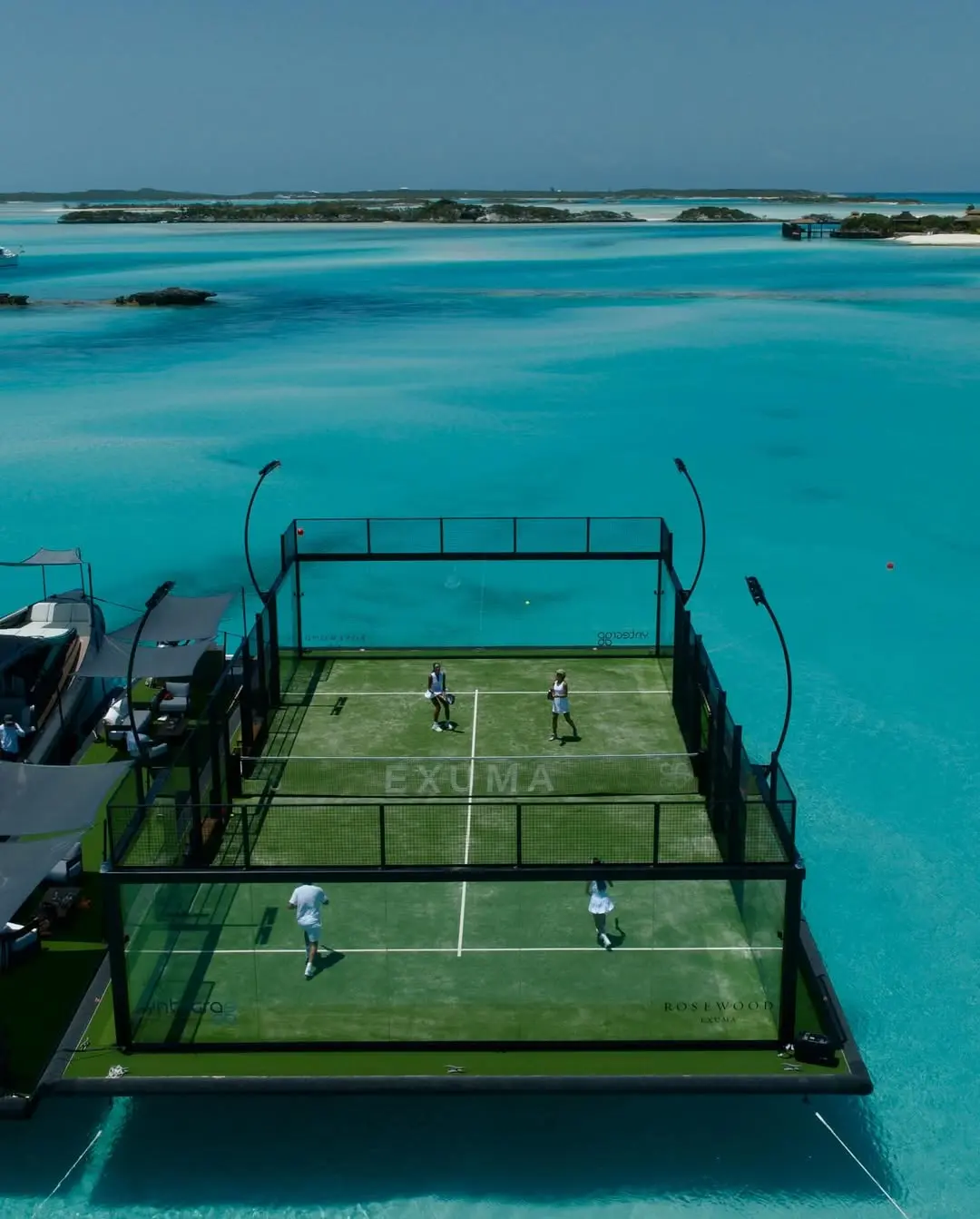 Un campo da padel galleggiante alle Bahamas: lusso, acqua turchese, che follia! | Padel Magazine Un campo da padel galleggiante alle Bahamas: lusso, acqua turchese, che follia!