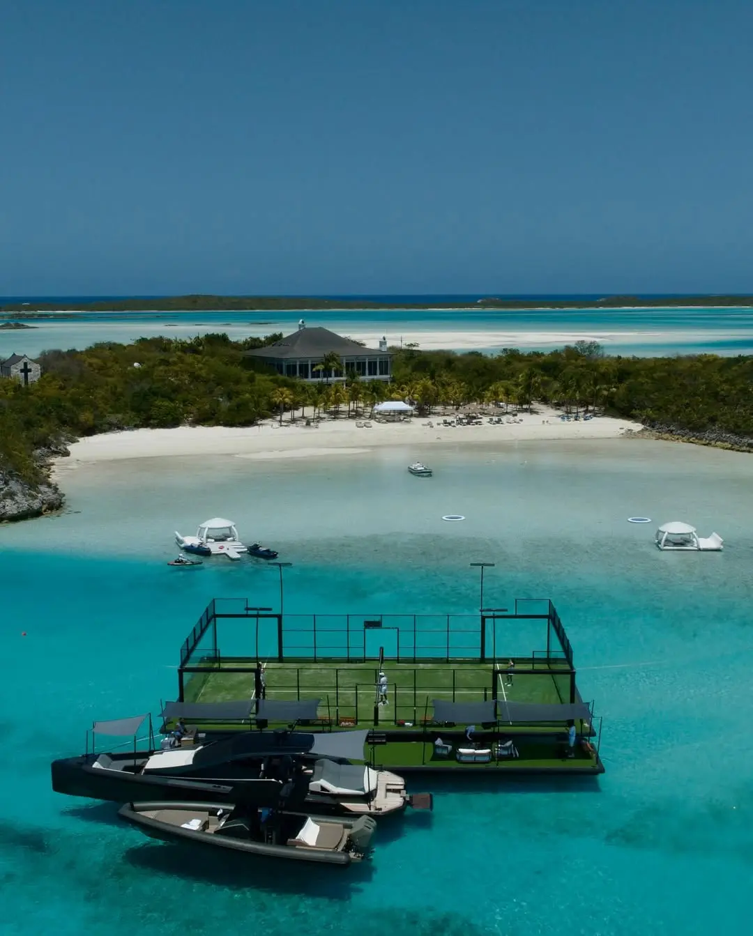 Un campo da padel galleggiante alle Bahamas: lusso, acqua turchese, che follia! | Padel Magazine Un campo da padel galleggiante alle Bahamas: lusso, acqua turchese, che follia!
