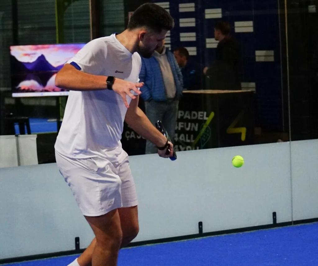 Julien Motz service | Padel Magazine Julien Motz service