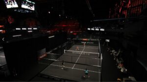 Le Bordeaux Premier Padel P2 démarre fort ce mardi 1er juillet avec l’entrée en lice des deux principales représentantes françaises du circuit : Léa Godallier et Alix Collombon. Soutenues par un public acquis à leur cause, elles tenteront de briller à domicile… mais les défis sont bien différents pour les deux. Godallier et Luján face à une solide paire espagnol Léa Godallier et l’Espagnole Laura Luján, invitées dans le tableau principal grâce à une wild card, affrontent ce matin une paire solide du circuit : Beatriz Caldera Sánchez (20e mondiale) et Carmen Goenaga García (19e). Deux joueuses du top 20 mondial, qui restent sur un quart de finale à Valladolid et partent logiquement favorites. Mais la dynamique est positive pour le duo franco-espagnol : elles ont remporté récemment le FIP Silver de Bandol, et se sont qualifiées pour le tableau principal à Valladolid. Si elles jouent leur meilleur padel, la surprise est possible, surtout avec le soutien du public bordelais. Le match est programmé en ouverture de journée à 10h sur le court central. Collombon et Martínez avec une belle carte à jouer Pour Alix Collombon et Araceli Martínez, le tirage est plus clément. Elles affrontent deux joueuses issues des qualifications : Marta Arellano Navarro et Jana Montes Cabruja. Même si leurs adversaires ont fait une belle campagne de qualification, la Française et l’Espagnole partent favorites. Attention cependant à ne pas sous-estimer la paire espagnole, Il faudra gérer la pression de jouer à domicile pour Collombon, même si elle est habituée à ces situations. Le match est prévu en troisième rotation sur le court central, soit en début d’après-midi. Deux matchs pour lancer la campagne tricolore Ces deux rencontres lanceront la campagne des Françaises dans ce Bordeaux P2. Objectif : les huitièmes de finale pour continuer de faire vibrer les tribunes de Mériadeck.