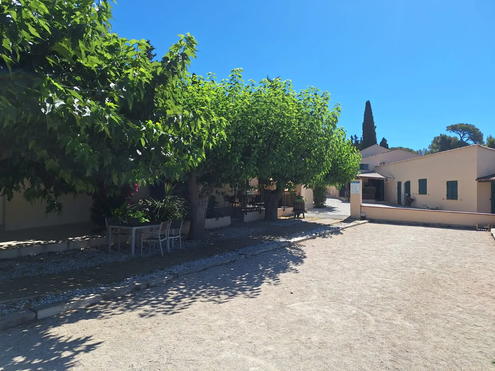 Padel et pinard : au Domaine de la Navicelle, on tape dans la balle… entre deux dégustations