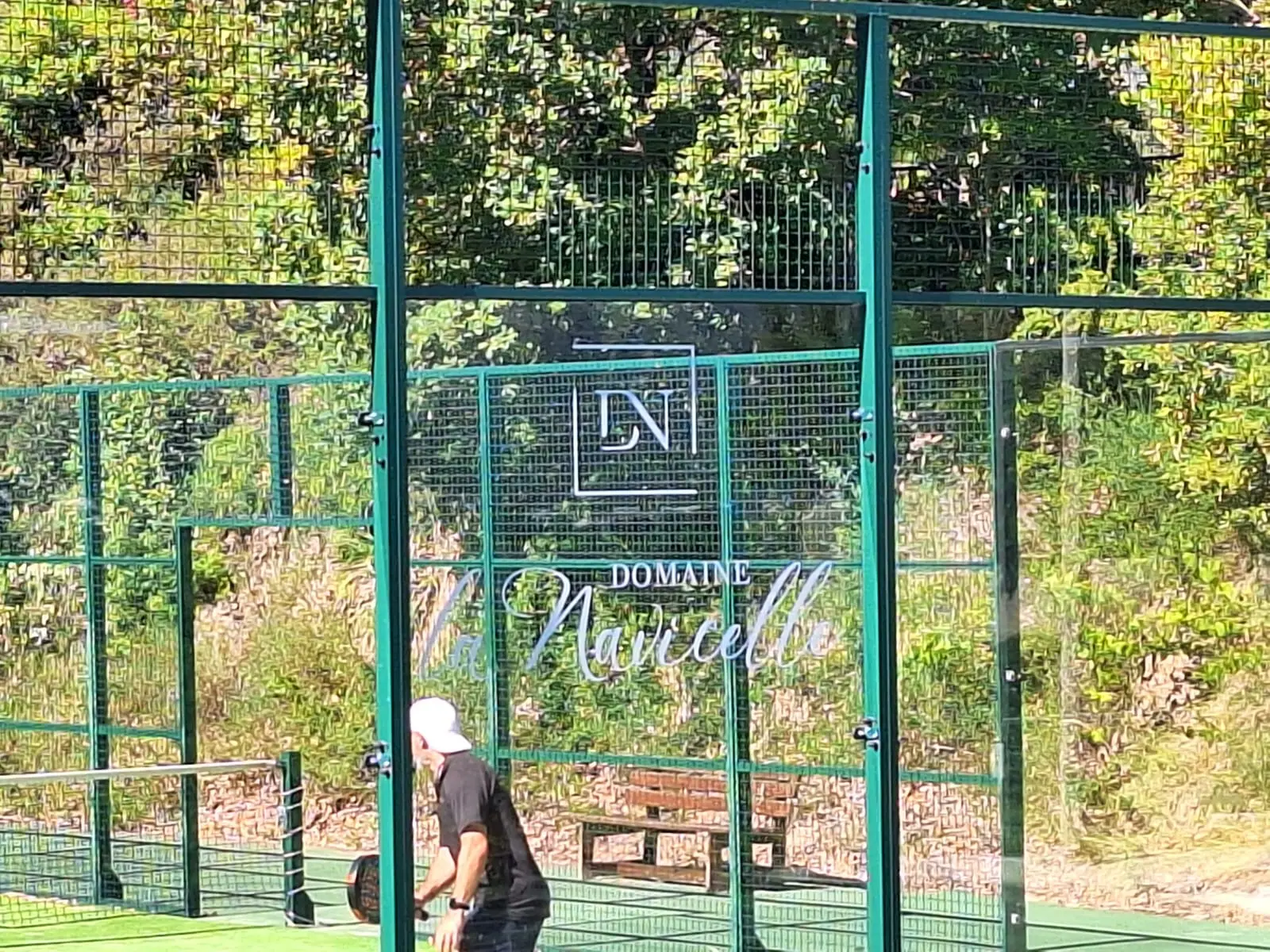 Padel et pinard : au Domaine de la Navicelle, on tape dans la balle… entre deux dégustations