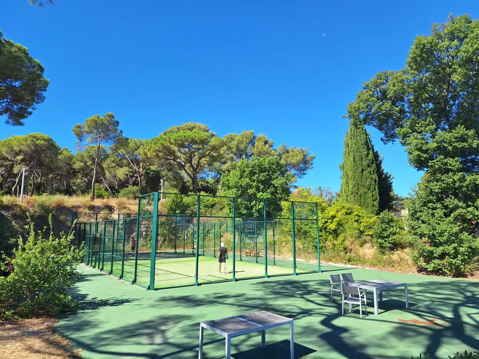 Padel et pinard : au Domaine de la Navicelle, on tape dans la balle… entre deux dégustations