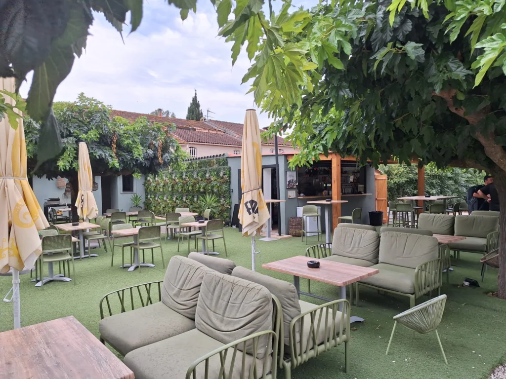 Les bouledogues de la rade : quand le padel rugit entre rugby et convivialité