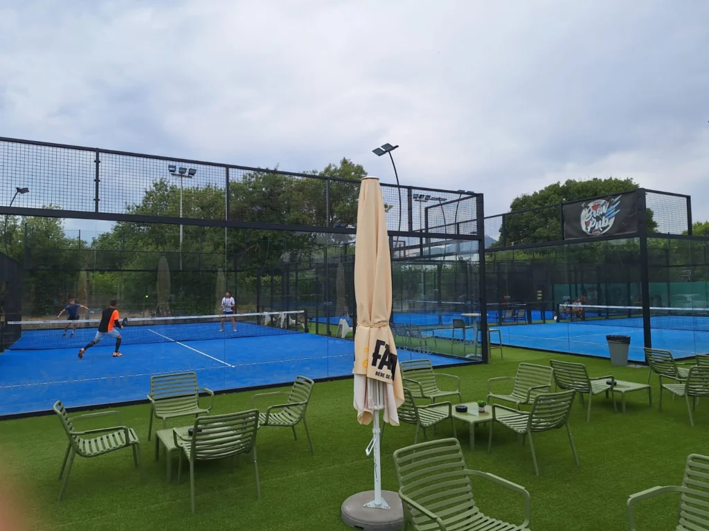 Les bouledogues de la rade : quand le padel rugit entre rugby et convivialité