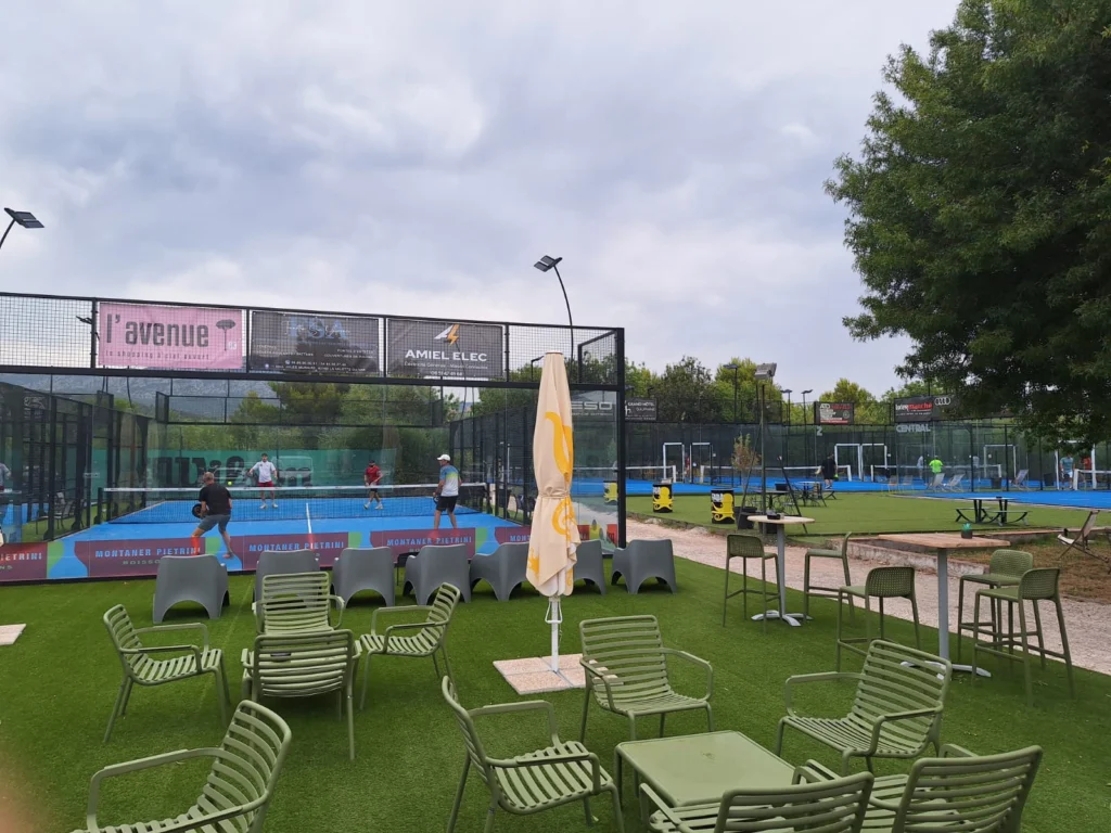 Les bouledogues de la rade : quand le padel rugit entre rugby et convivialité