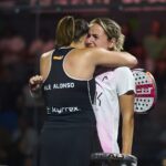 Accolade entre Ari Sanchez et Alejandra Alonso