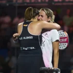 Accolade entre Ari Sanchez et Alejandra Alonso