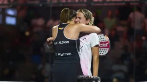 Accolade entre Ari Sanchez et Alejandra Alonso