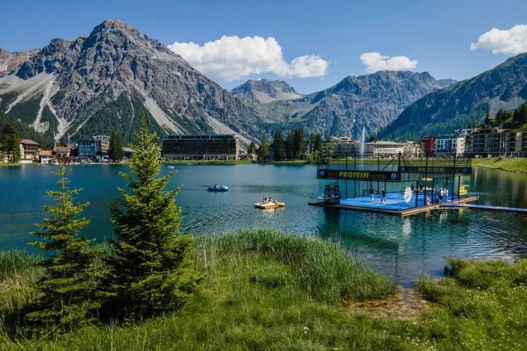 Du ski au padel flottant : l’étonnante métamorphose d’Arosa en Suisse | Padel Magazine Du ski au padel flottant : l’étonnante métamorphose d’Arosa en Suisse