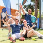 Découvrir et perfectionner le padel en famille : l’atout du tourisme espagnol