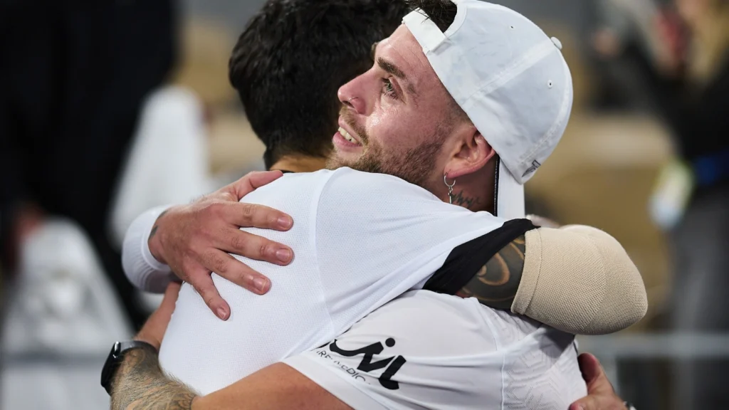 Sanyo plorant, Alfonso estratosfèric: Di Nenno i Augsburger ja són a París