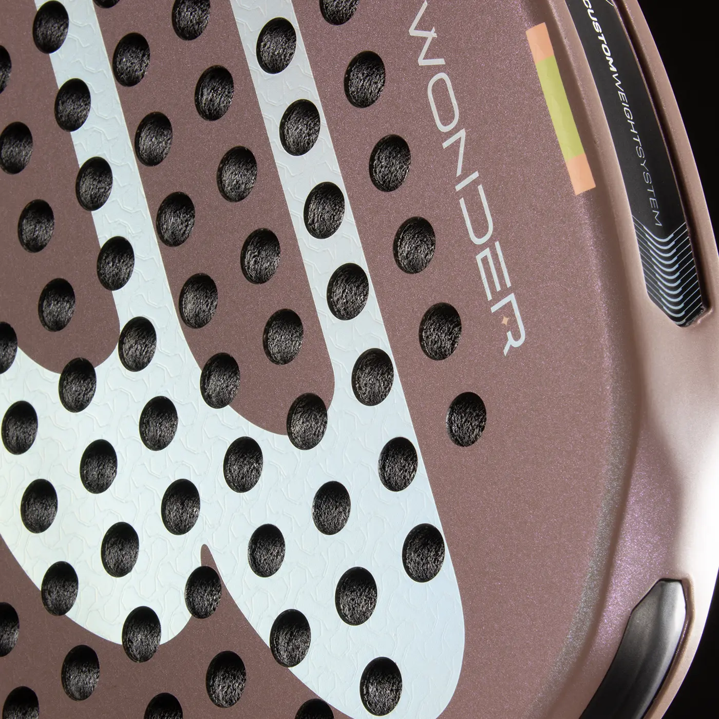 Claudia Fernández dévoile sa première raquette signature : la Wonder 2026