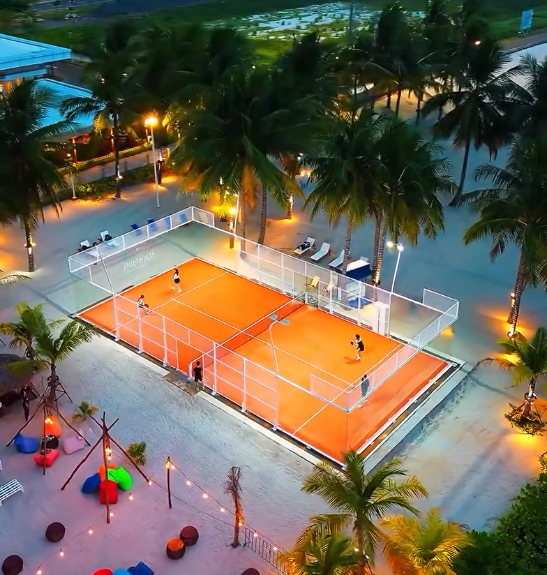 Land's End PIK 2: gioca a padel con i piedi nell'acqua, a Giacarta