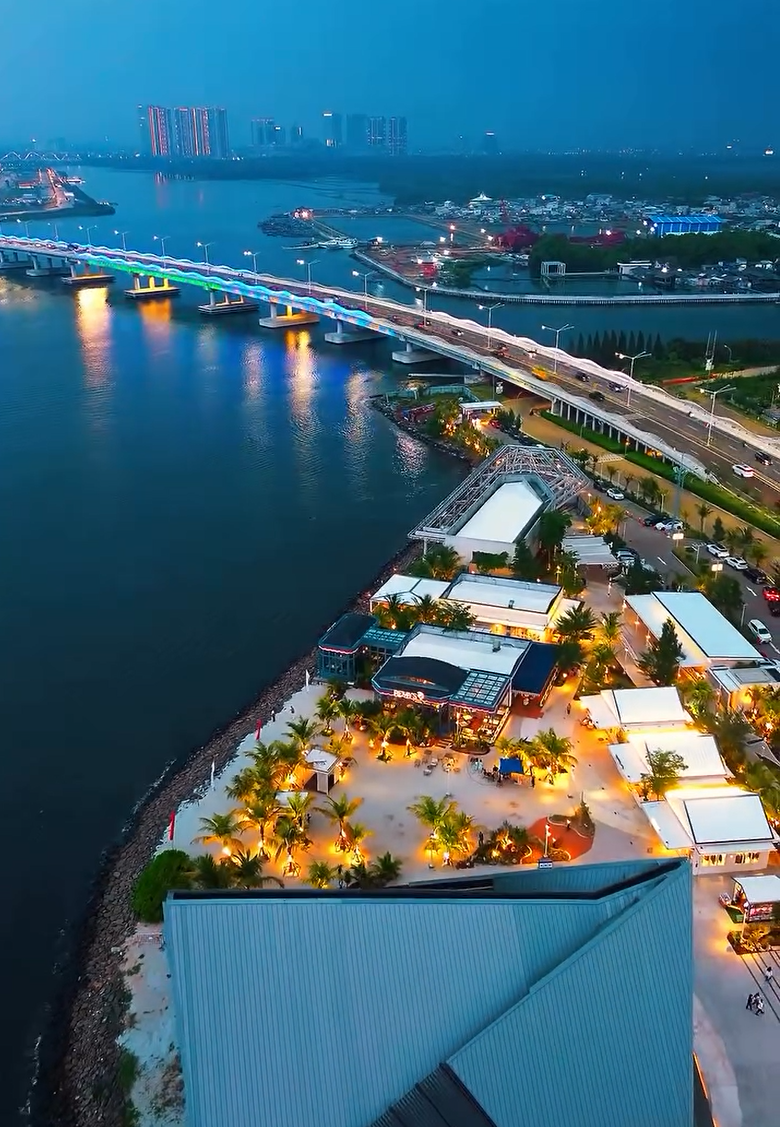 Land’s End PIK 2 : jouer au padel les pieds dans l’eau, à Jakarta