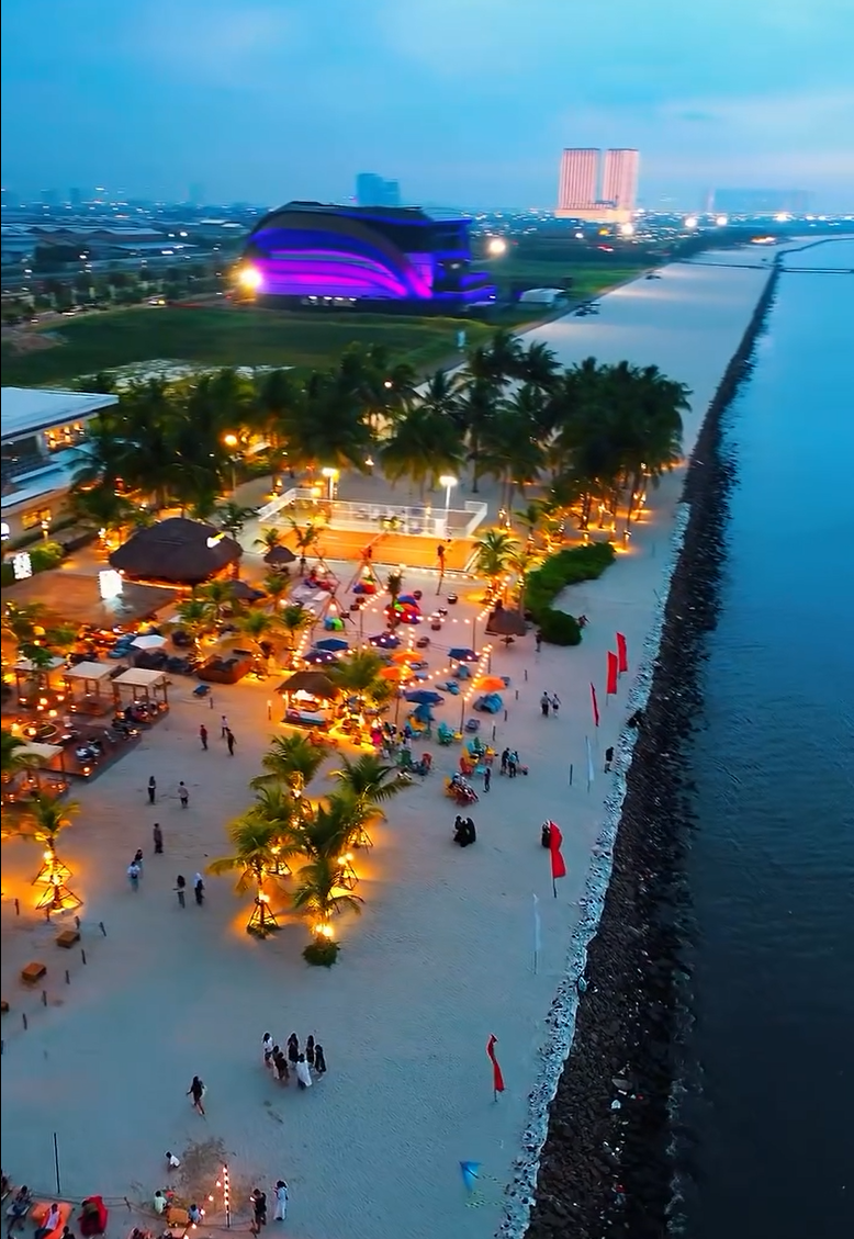Land’s End PIK 2 : jouer au padel les pieds dans l’eau, à Jakarta