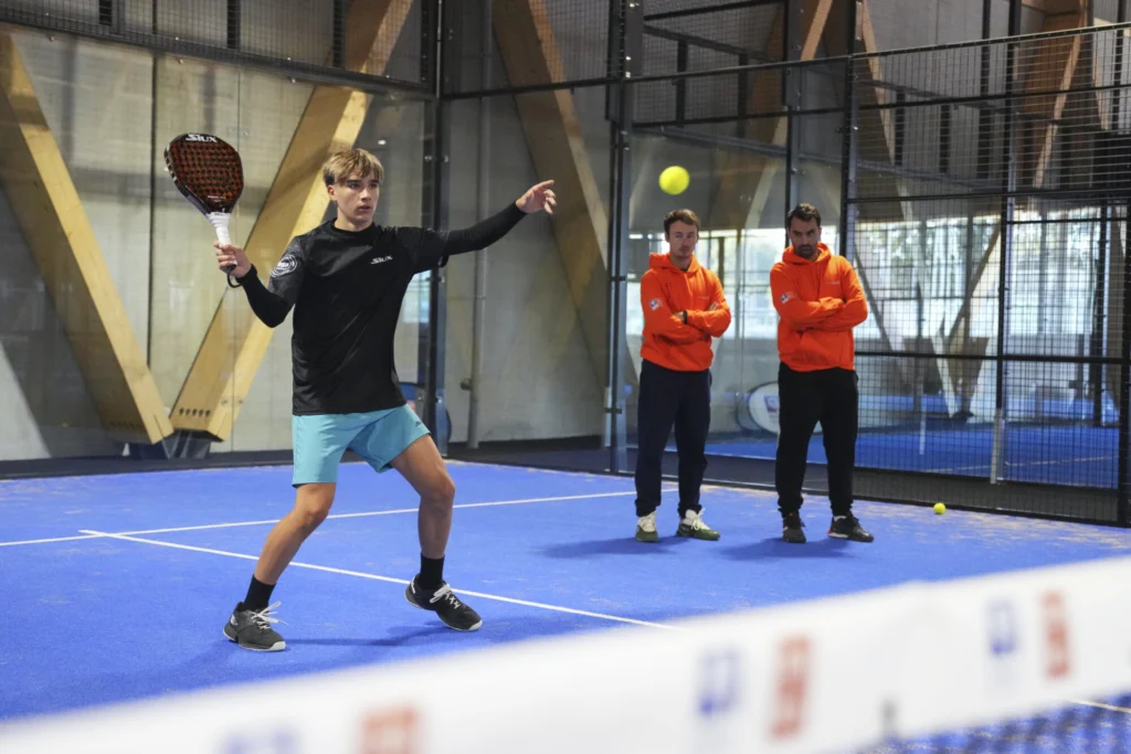 Quentin Bernard sous les yeux de ses coachs du CNE