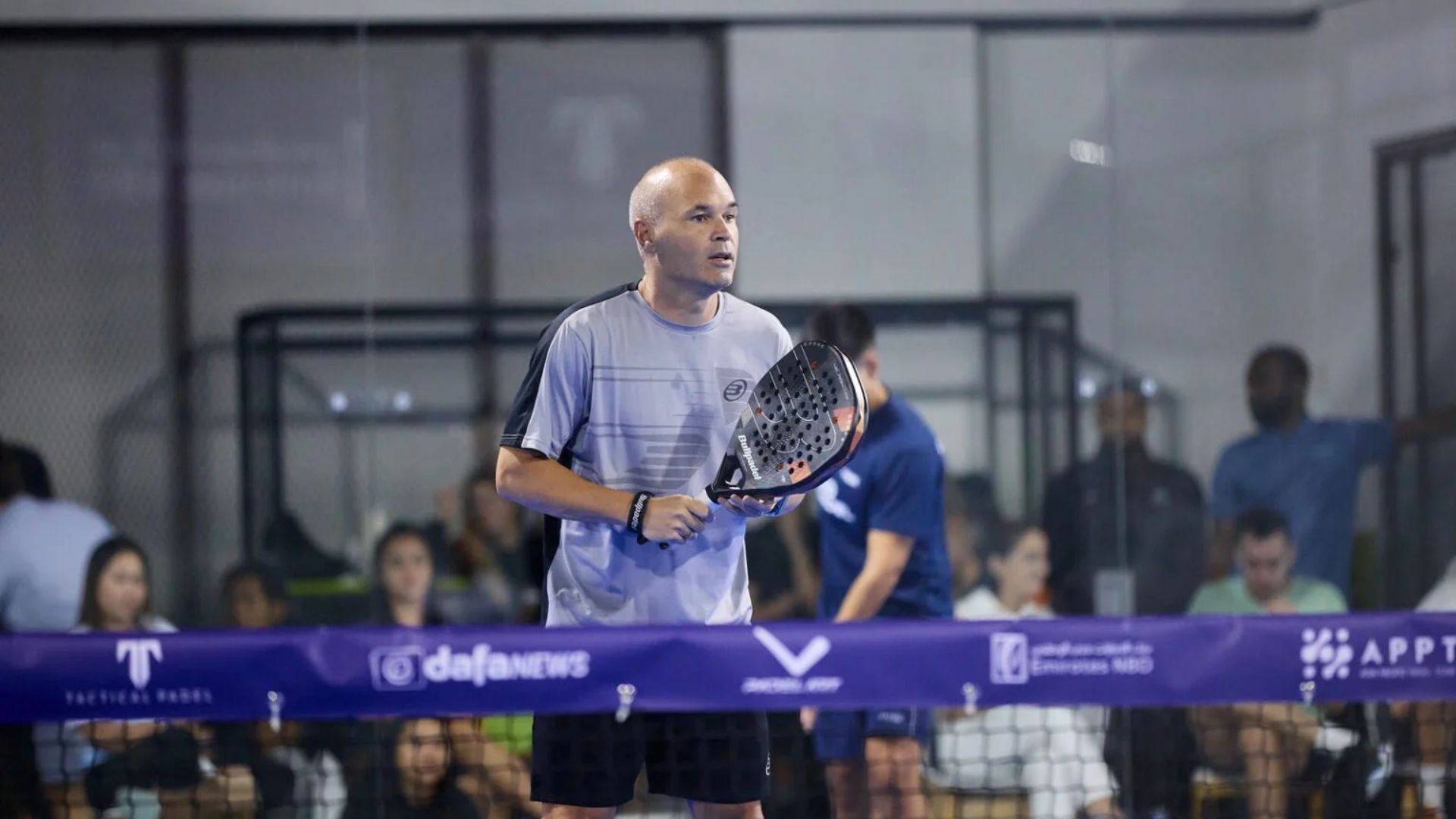 Andrés Iniesta fait ses débuts sur le circuit Asia Pacific Padel Tour à Dubaï
