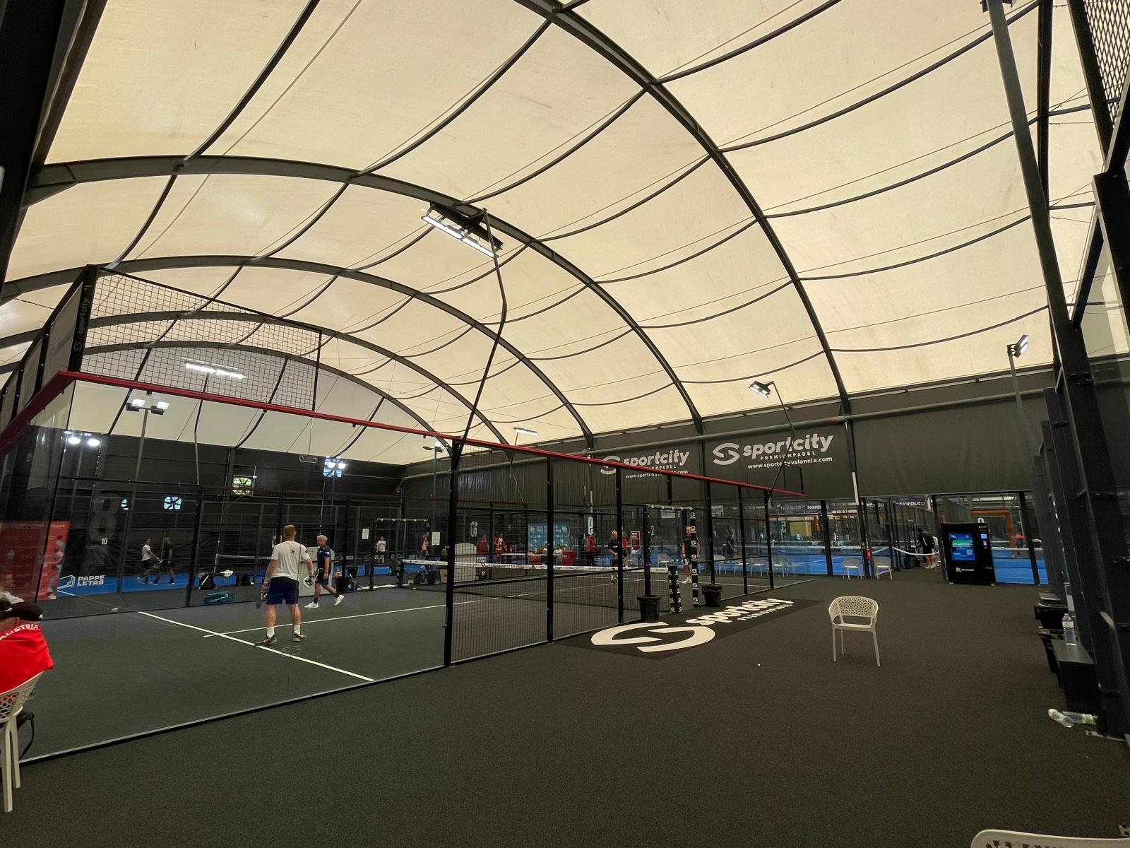 Valence, la ville où le padel ne dort jamais - Au cœur du plus grand club indoor du monde