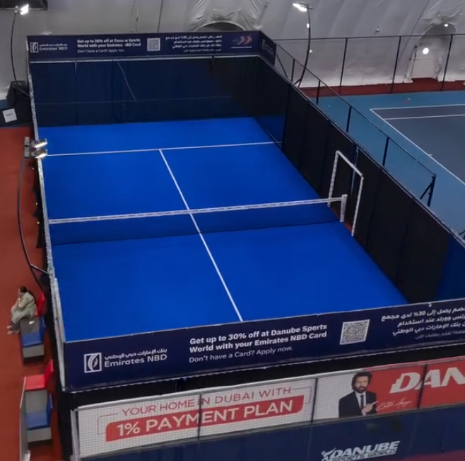 Une piste de padel « voilée » aux Émirats : entre adaptation culturelle, humour et vraie réflexion