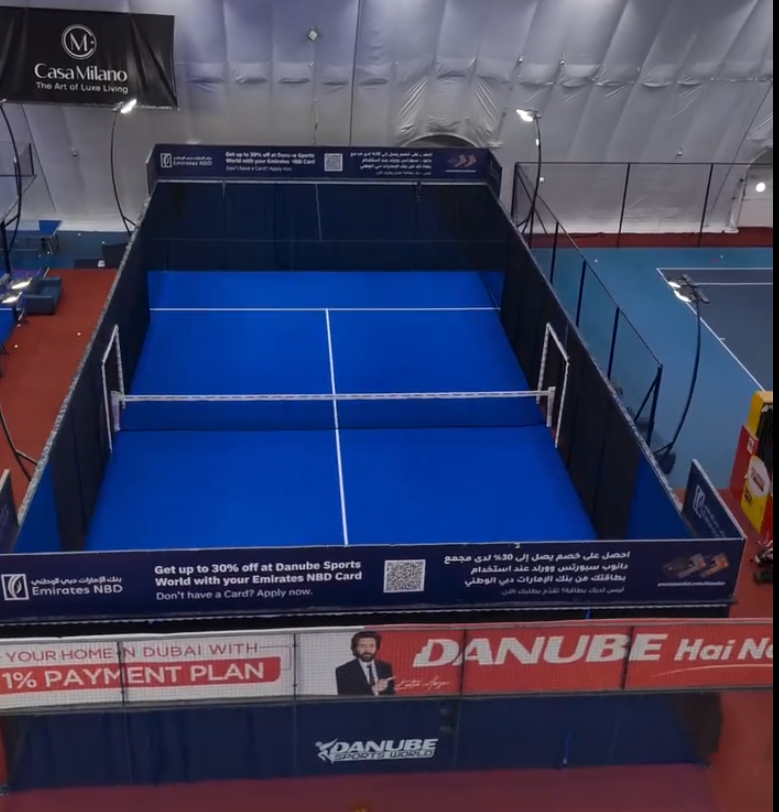 Une piste de padel « voilée » aux Émirats : entre adaptation culturelle, humour et vraie réflexion