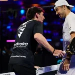 Gesto inusitado de Stupa: ele finge passar a rede para voltar a jogar com Di Nenno | Padel Magazine A jogada inusitada: Stupa finge passar a bola por cima da rede para depois devolvê-la a Di Nenno.