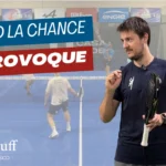 Andoni Bardasco uit Padel Stuff Bardasco keert terug met een scène die viraal ging op sociale media: een spectaculair punt tussen Bastien Blanqué en Maxime Forcin. Het doel: bepalen of het een gelukstreffer was of een perfect geanticipeerde zet. Het begint allemaal met een lobreturn van Benjamin Tison. Zoals Bardasco uitlegt: "We adviseren onze trainees vaak om terug te keren naar het net om risico's te vermijden." De lobreturn is altijd lastig uit te voeren: het vereist een goede timing en stelt de speler vaak bloot aan een directe blokkering. Maar Tison, een ervaren speler, gelooft dat hij de perfecte bal heeft om het te proberen. Het resultaat: de lob is iets te kort, waardoor Blanqué, die al aan het net staat, een ideale kans heeft om te smashen. Geconfronteerd met deze aanval blijft het verdedigende team niet passief. Beide spelers herpositioneren zich en bewegen iets naar het midden, wetende dat een blokkering mogelijk is. Bardasco benadrukt: "Het interessante is niet alleen de positie, maar ook de lichaamstaal." Door hun rackets te heffen, bereiden de verdedigers zich voor om een potentieel moeilijk te controleren uitgaande bal te onderscheppen. Ondanks goede anticipatie blijft de kans om zo'n schot succesvol te blokkeren klein. Maar één detail verandert alles: de lichaamshouding van de speler die blokkeert. "Hij is volledig naar rechts georiënteerd, waardoor zijn mogelijkheden beperkt zijn tot 50%", legt Bardasco uit. Deze oriëntatie geeft Blanqué waardevolle informatie over de waarschijnlijke baan van de bal, waardoor zijn kansen op een succesvolle interventie toenemen. Dus, is het gewoon een gelukstreffer? "Natuurlijk speelt geluk een rol; dit zijn schoten met een zeer lage kans", erkent de Spaanse coach. "Maar in de sport is geluk vaak de beste, degenen die streven naar succes." Om zijn punt te illustreren, noemt Bardasco een voorbeeld uit de NBA: "Kawhi Leonards winnende schot tijdens het laatste kampioenschap van de Raptors. Ja, hij had geluk dat de bal meerdere keren over de ring stuiterde voordat hij erin ging." Maar het zijn altijd de beste spelers, degenen die succes creëren, die er uiteindelijk van profiteren. Volgens hem speelden Blanqué en zijn partner hun rol perfect: goed netbereik, reactievermogen en coördinatie. Ze waren op elk moment aanwezig en klaar om een verdedigende actie om te zetten in een winnend schot. Andoni concludeert: "In de sport zijn geluksmomenten nooit helemaal toevallig. Ze belonen vaak voorbereiding, positionering en de wil om voor de bal te gaan. Dat is wat het verschil maakt tussen een spectaculair punt en een vluchtig succes." Padel Magazine Andoni Bardasco uit Padel Stuff Bardasco keert terug met een scène die viraal ging op sociale media: een spectaculair punt tussen Bastien Blanqué en Maxime Forcin. Het doel: bepalen of het een gelukstreffer was of een perfect geanticipeerde zet. Het begint allemaal met een lobreturn van Benjamin Tison. Zoals Bardasco uitlegt: "We adviseren onze trainees vaak om terug te keren naar het net om risico's te vermijden." De lobreturn is altijd lastig uit te voeren: het vereist een goede timing en stelt de speler vaak bloot aan een directe blokkering. Maar Tison, een ervaren speler, gelooft dat hij de perfecte bal heeft om het te proberen. Het resultaat: de lob is iets te kort, waardoor Blanqué, die al aan het net staat, een ideale kans heeft om te smashen. Geconfronteerd met deze aanval blijft het verdedigende team niet passief. Beide spelers herpositioneren zich en bewegen iets naar het midden, wetende dat een blokkering mogelijk is. Bardasco benadrukt: "Het interessante is niet alleen de positie, maar ook de lichaamstaal." Door hun rackets te heffen, bereiden de verdedigers zich voor om een potentieel moeilijk te controleren uitgaande bal te onderscheppen. Ondanks goede anticipatie blijft de kans om zo'n schot succesvol te blokkeren klein. Maar één detail verandert alles: de lichaamshouding van de speler die blokkeert. "Hij is volledig naar rechts georiënteerd, waardoor zijn mogelijkheden beperkt zijn tot 50%", legt Bardasco uit. Deze oriëntatie geeft Blanqué waardevolle informatie over de waarschijnlijke baan van de bal, waardoor zijn kansen op een succesvolle interventie toenemen. Dus, is het gewoon een gelukstreffer? "Natuurlijk speelt geluk een rol; dit zijn schoten met een zeer lage kans", erkent de Spaanse coach. "Maar in de sport is geluk vaak gunstig voor de besten, degenen die streven naar succes." Om zijn punt te illustreren, noemt Bardasco een voorbeeld uit de NBA: "Kawhi Leonards winnende schot tijdens het laatste kampioenschap van de Raptors. Ja, hij had geluk dat de bal meerdere keren over de ring stuiterde voordat hij erin ging." Maar het zijn altijd de beste spelers, degenen die kansen creëren, die uiteindelijk de vruchten plukken. Volgens hem speelden Blanqué en zijn partner hun rol perfect: goede dekking van het net, reactievermogen en coördinatie. Ze waren altijd aanwezig en klaar om een verdedigende actie om te zetten in een winnend schot. Andoni concludeert: "In de sport zijn geluksmomenten nooit helemaal toevallig. Ze belonen vaak voorbereiding, positionering en de wil om de bal te bereiken. Dat is wat het verschil maakt tussen een spectaculair punt en een vluchtig succes."