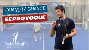 Andoni Bardasco uit Padel Stuff Bardasco keert terug met een scène die viraal ging op sociale media: een spectaculair punt tussen Bastien Blanqué en Maxime Forcin. Het doel: bepalen of het een gelukstreffer was of een perfect geanticipeerde zet. Het begint allemaal met een lobreturn van Benjamin Tison. Zoals Bardasco uitlegt: "We adviseren onze trainees vaak om terug te keren naar het net om risico's te vermijden." De lobreturn is altijd lastig uit te voeren: het vereist een goede timing en stelt de speler vaak bloot aan een directe blokkering. Maar Tison, een ervaren speler, gelooft dat hij de perfecte bal heeft om het te proberen. Het resultaat: de lob is iets te kort, waardoor Blanqué, die al aan het net staat, een ideale kans heeft om te smashen. Geconfronteerd met deze aanval blijft het verdedigende team niet passief. Beide spelers herpositioneren zich en bewegen iets naar het midden, wetende dat een blokkering mogelijk is. Bardasco benadrukt: "Het interessante is niet alleen de positie, maar ook de lichaamstaal." Door hun rackets te heffen, bereiden de verdedigers zich voor om een ​​potentieel moeilijk te controleren uitgaande bal te onderscheppen. Ondanks goede anticipatie blijft de kans om zo'n schot succesvol te blokkeren klein. Maar één detail verandert alles: de lichaamshouding van de speler die blokkeert. "Hij is volledig naar rechts georiënteerd, waardoor zijn mogelijkheden beperkt zijn tot 50%", legt Bardasco uit. Deze oriëntatie geeft Blanqué waardevolle informatie over de waarschijnlijke baan van de bal, waardoor zijn kansen op een succesvolle interventie toenemen. Dus, is het gewoon een gelukstreffer? "Natuurlijk speelt geluk een rol; dit zijn schoten met een zeer lage kans", erkent de Spaanse coach. "Maar in de sport is geluk vaak gunstig voor de besten, degenen die streven naar succes." Om zijn punt te illustreren, noemt Bardasco een voorbeeld uit de NBA: "Kawhi Leonards winnende schot tijdens het laatste kampioenschap van de Raptors. Ja, hij had geluk dat de bal meerdere keren over de ring stuiterde voordat hij erin ging." Maar het zijn altijd de beste spelers, degenen die kansen creëren, die uiteindelijk de vruchten plukken. Volgens hem speelden Blanqué en zijn partner hun rol perfect: goede dekking van het net, reactievermogen en coördinatie. Ze waren altijd aanwezig en klaar om een ​​verdedigende actie om te zetten in een winnend schot. Andoni concludeert: "In de sport zijn geluksmomenten nooit helemaal toevallig. Ze belonen vaak voorbereiding, positionering en de wil om de bal te bereiken. Dat is wat het verschil maakt tussen een spectaculair punt en een vluchtig succes."