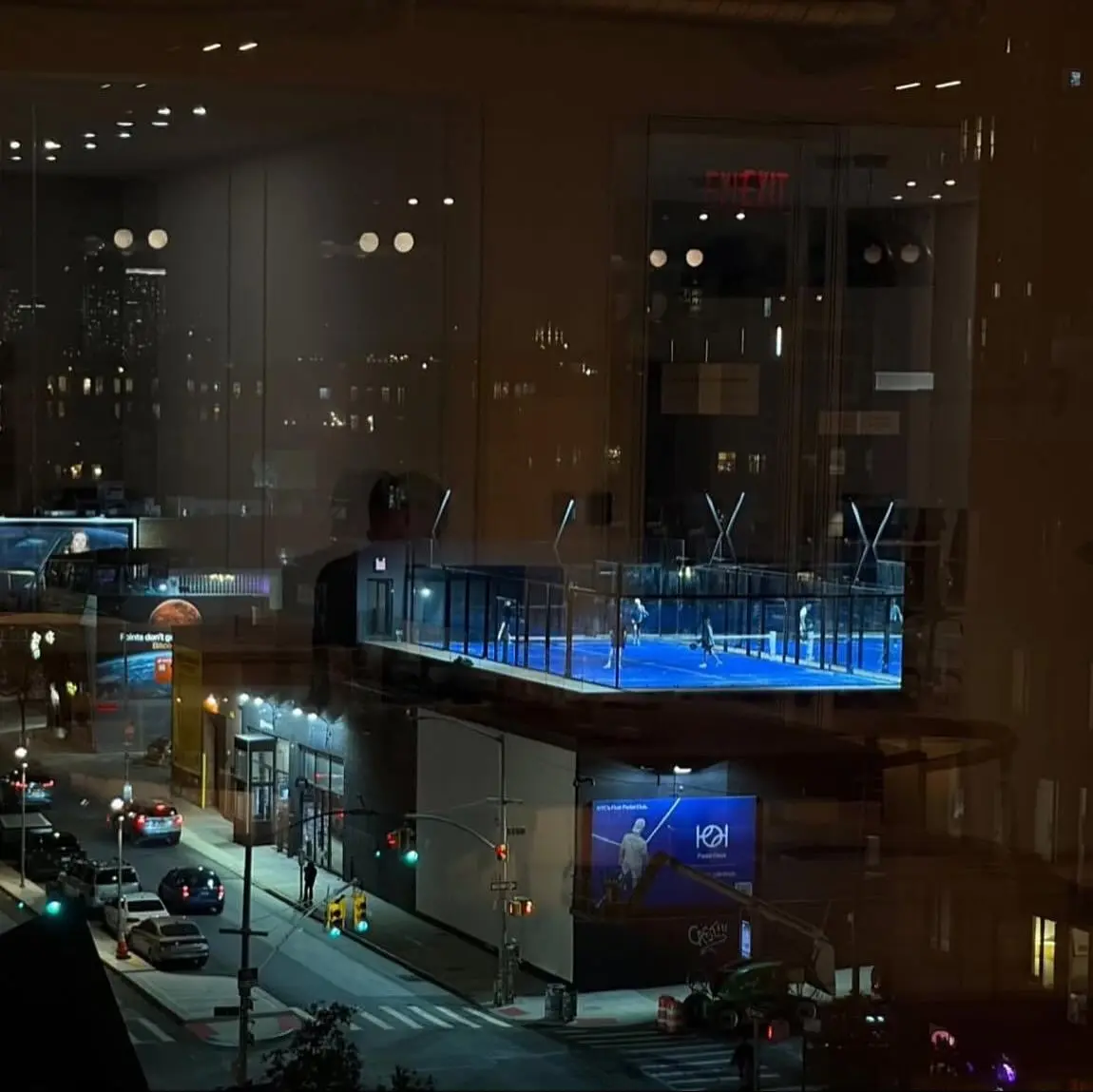 Padel sur les toits : une solution urbaine crédible pour développer le jeu en milieu dense ?