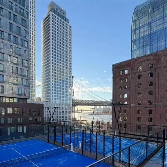 Padel sur les toits : une solution urbaine crédible pour développer le jeu en milieu dense ?