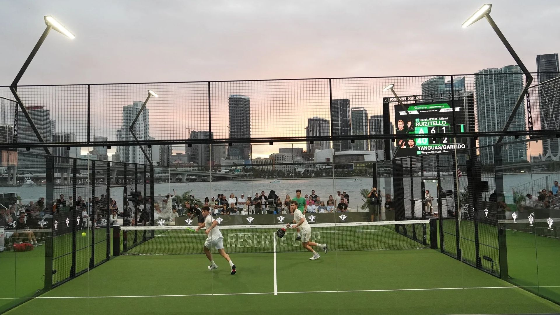 La Reserve Cup retrouvera Miami pour lancer sa saison 2026 | Padel Magazine L’élan que connaît le padel aujourd’hui n’a rien à voir avec ce que nous avons vu ces dernières années, et la Reserve Cup est devenue un acteur clé de cette croissance. La série 2026 représente l’étape suivante : des sites plus grands, davantage de villes et de nouvelles opportunités pour mettre en avant les meilleurs joueurs du monde. Notre mission a toujours été de porter le padel sur une scène globale, et avec un nouveau format compétitif et le plus gros prize money de l’histoire du sport, cette saison montre le chemin parcouru et celui qui reste à venir », expliquait Wayne Boich lors du lancement. « Si vous pensez avoir déjà vu du padel, c’est que vous n’avez pas encore vécu la Reserve Cup. C’est impressionnant de voir à quelle vitesse ce sport se développe, pas seulement aux États-Unis mais partout dans le monde, et la Reserve Cup est la preuve du caractère désormais global du padel. Miami s’apprête à passer un cap avec cette édition 2026 », ajoutait de son côté l’ancien joueur NBA.